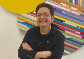 David del Bosque, en la galería Javier Silva, delante de una de sus obras.