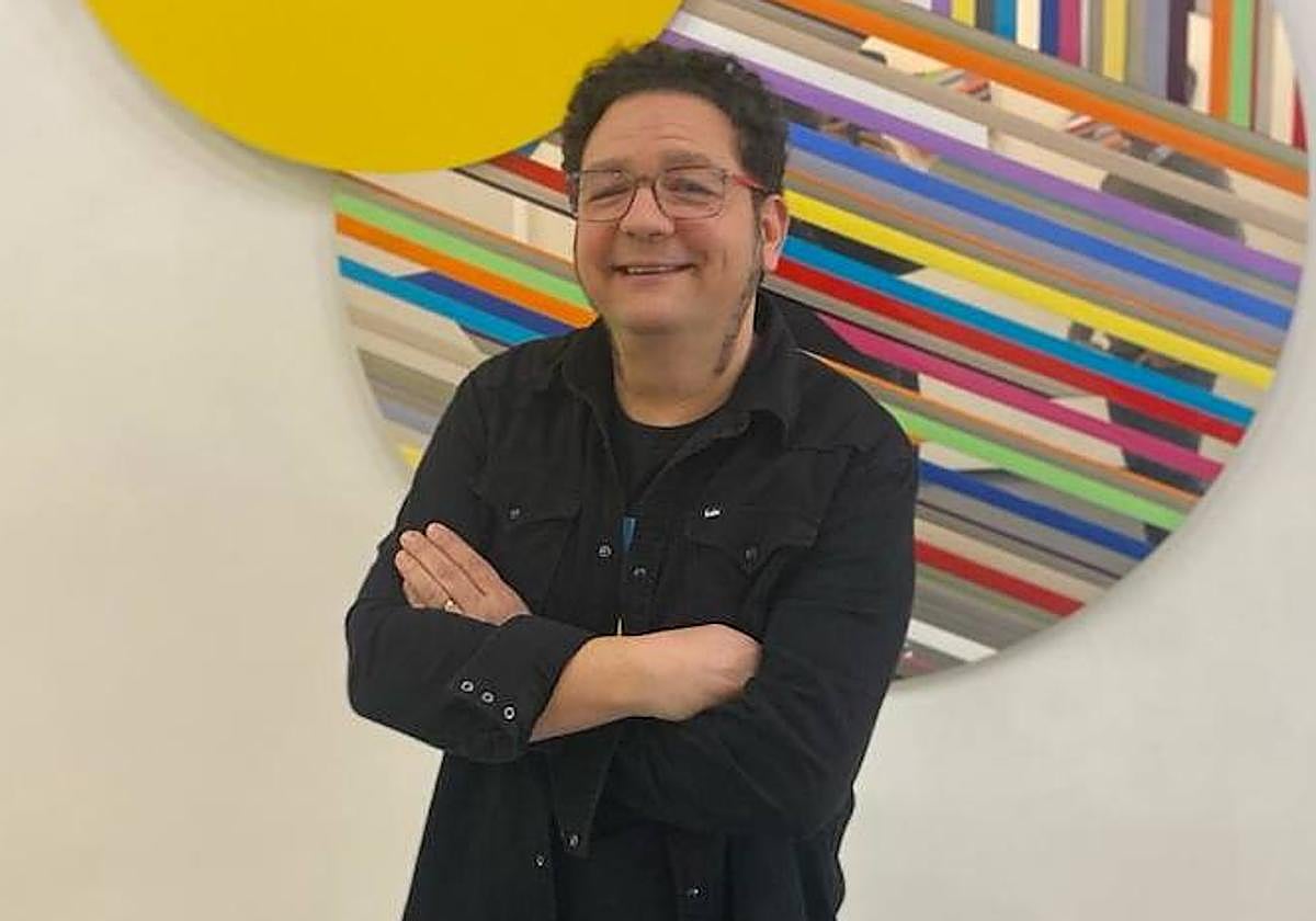 David del Bosque, en la galería Javier Silva, delante de una de sus obras.