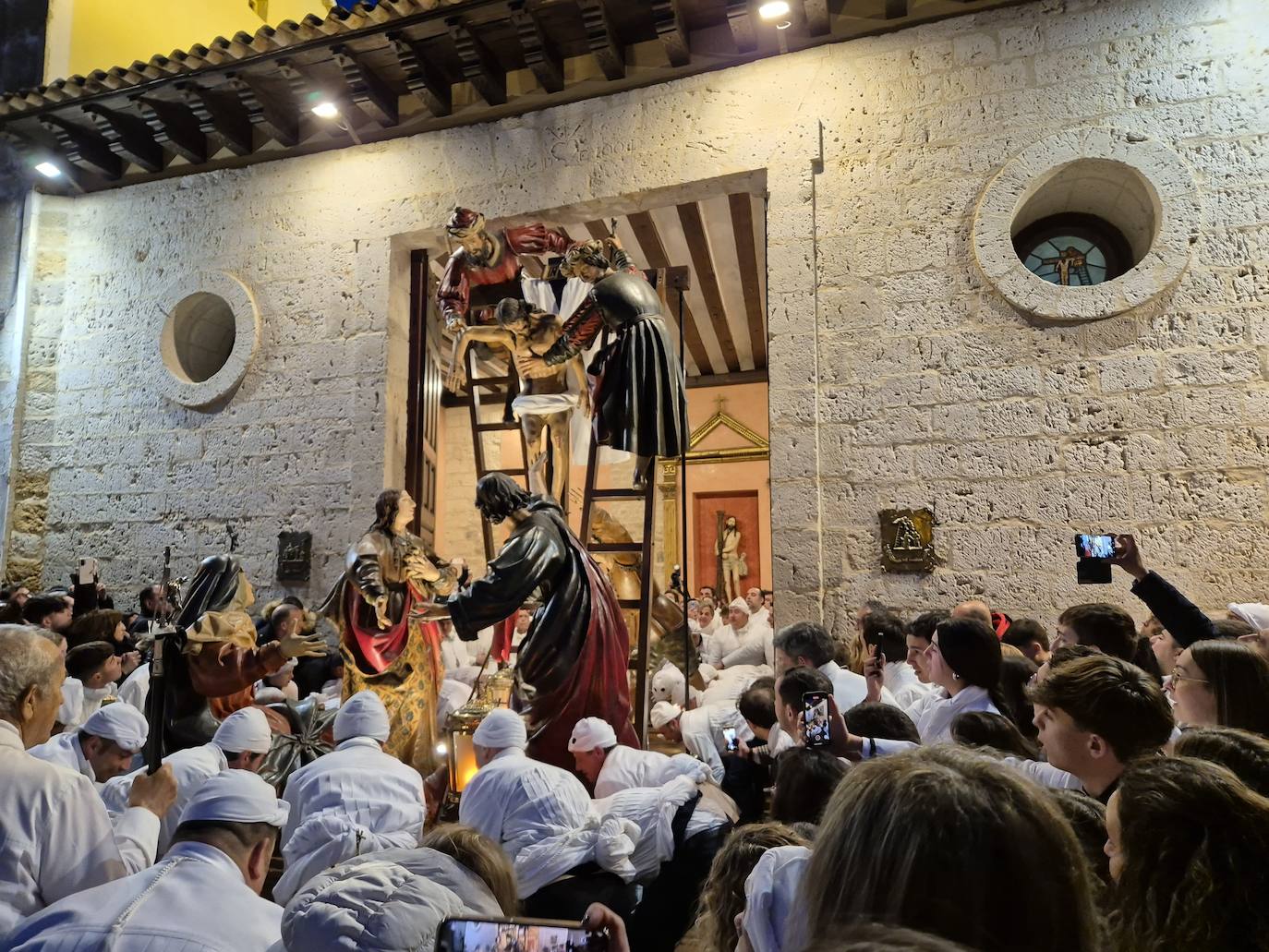 Salida del Descendimiento de la capilla de los Pasos Grandes.