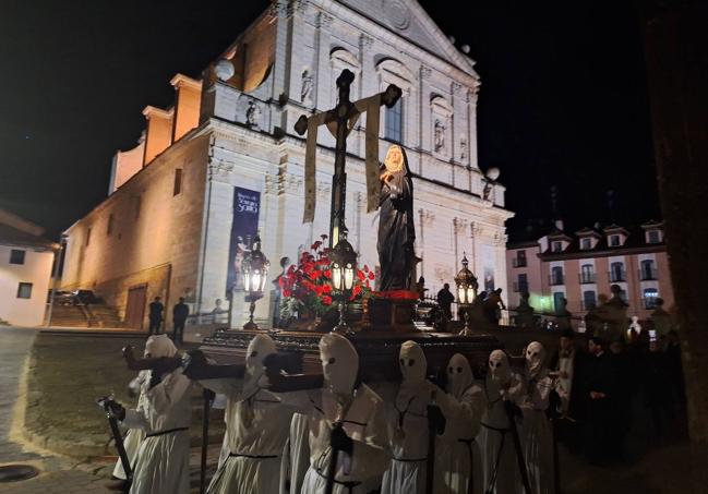 La Soledad, al paso por la iglesia de Santa Cruz.