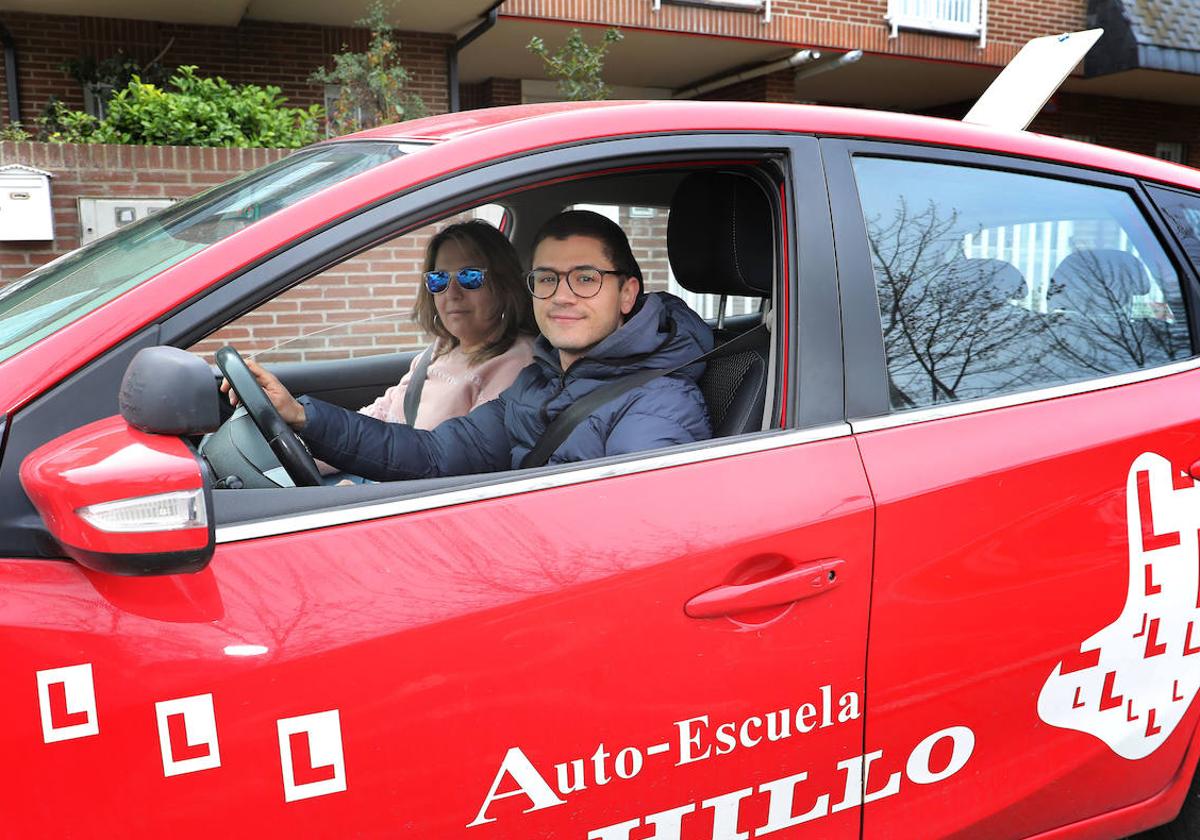 Sonia Bahillo, con el alumno Diego Aláez al volante.