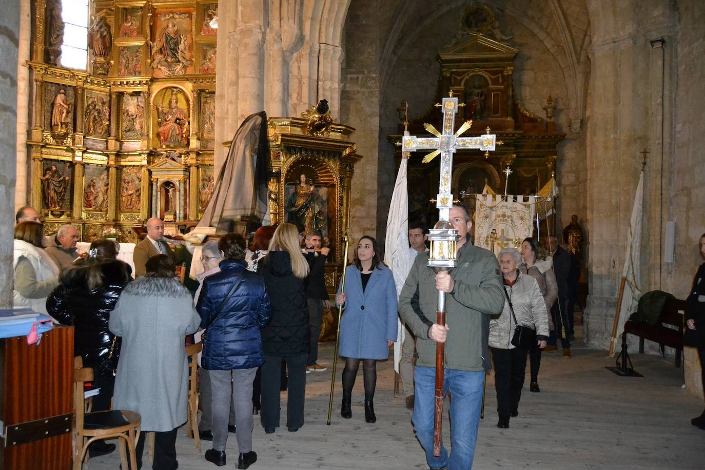 Astudillo resguarda de la lluvia el revoloteo del estandarte