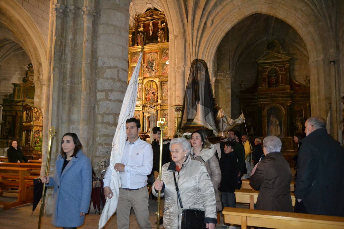 Astudillo resguarda de la lluvia el revoloteo del estandarte