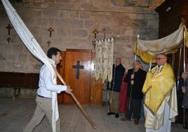 Astudillo resguarda de la lluvia el revoloteo del estandarte