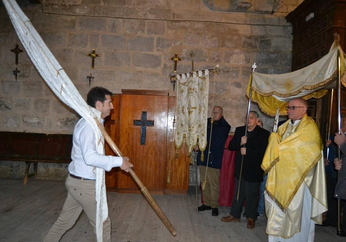 Astudillo resguarda de la lluvia el revoloteo del estandarte