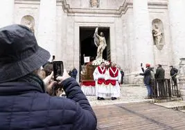 Un hombre fotografía la salida del Resucitado de la Catedral este domingo.