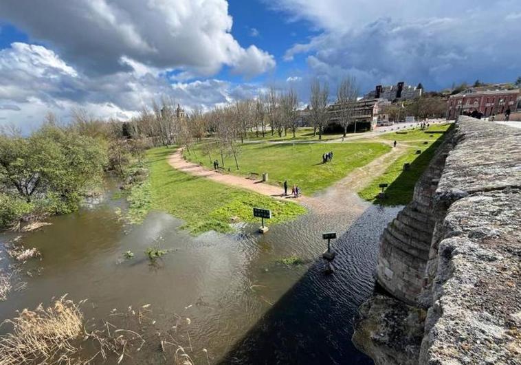 El cauce del Tormes ya alcanza esta tarde de domingo caminos peatonales anexos a su paso por el Puente Romano.