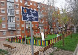 Nueva zona de juegos infantiles en el centro de la plaza del Colegio San Juan de la Cruz.