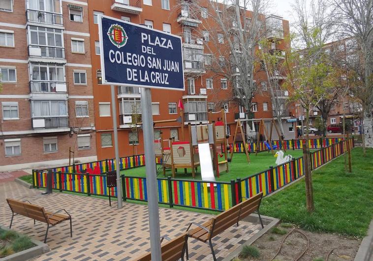 Nueva zona de juegos infantiles en el centro de la plaza del Colegio San Juan de la Cruz.