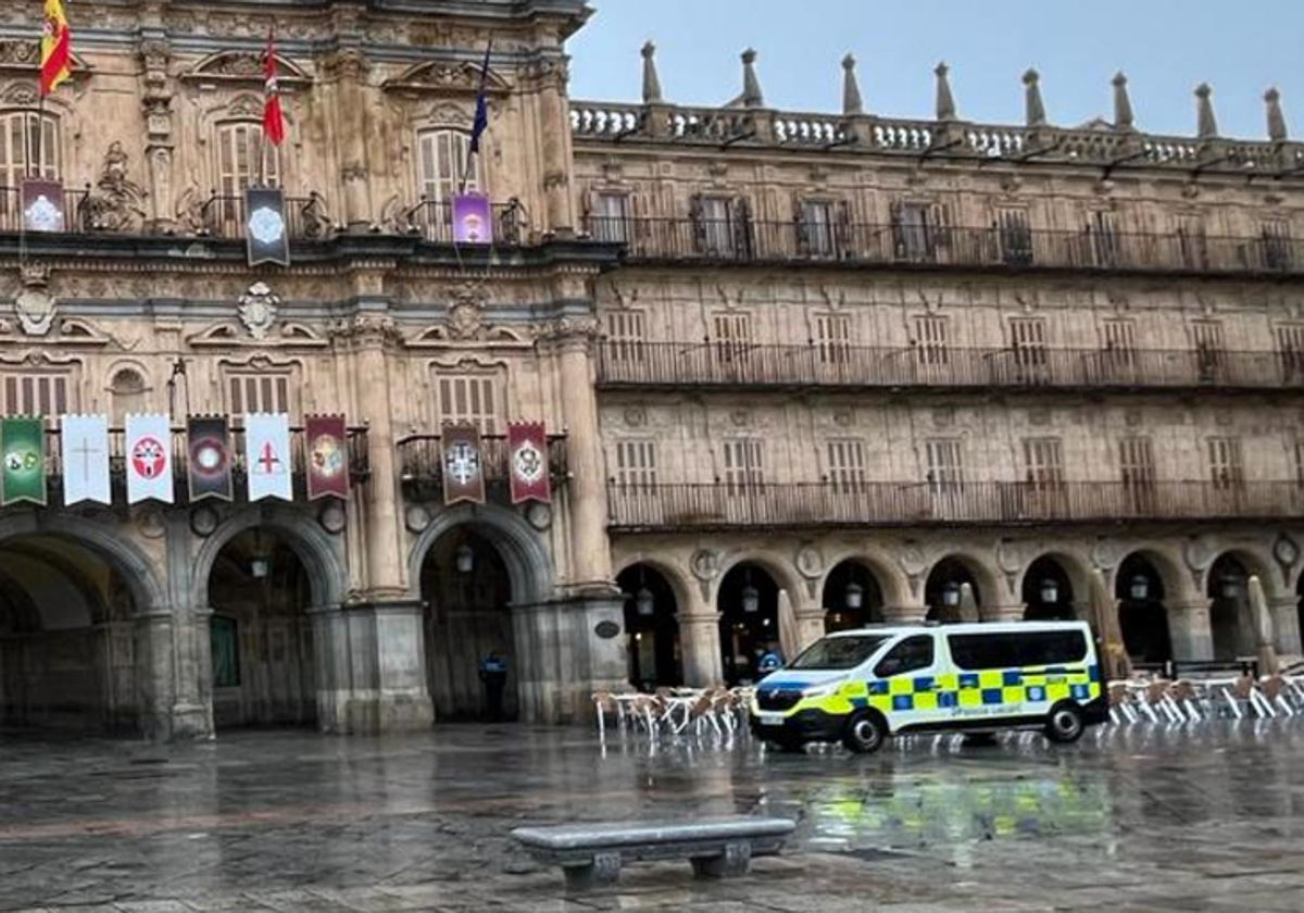 Furgón de la Policía Local de Salamanca esta mañana en la Plaza Mayor.