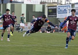 Manu se lanza de cabeza al césped para festejar el quinto gol de la Segoviana.