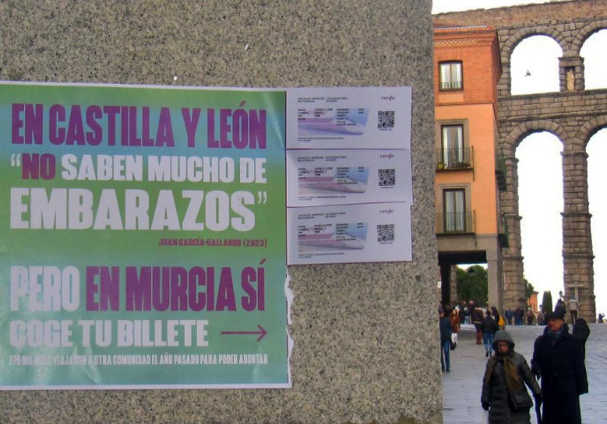 Cartel que protesta contra las derivaciones a clínicas privadas abortivas, junto al Acueducto.