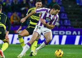 César Tárrega protege el balón ante Maikel Mesa durante el Real Valladolid-Real Zaragoza del pasado 9 de marzo