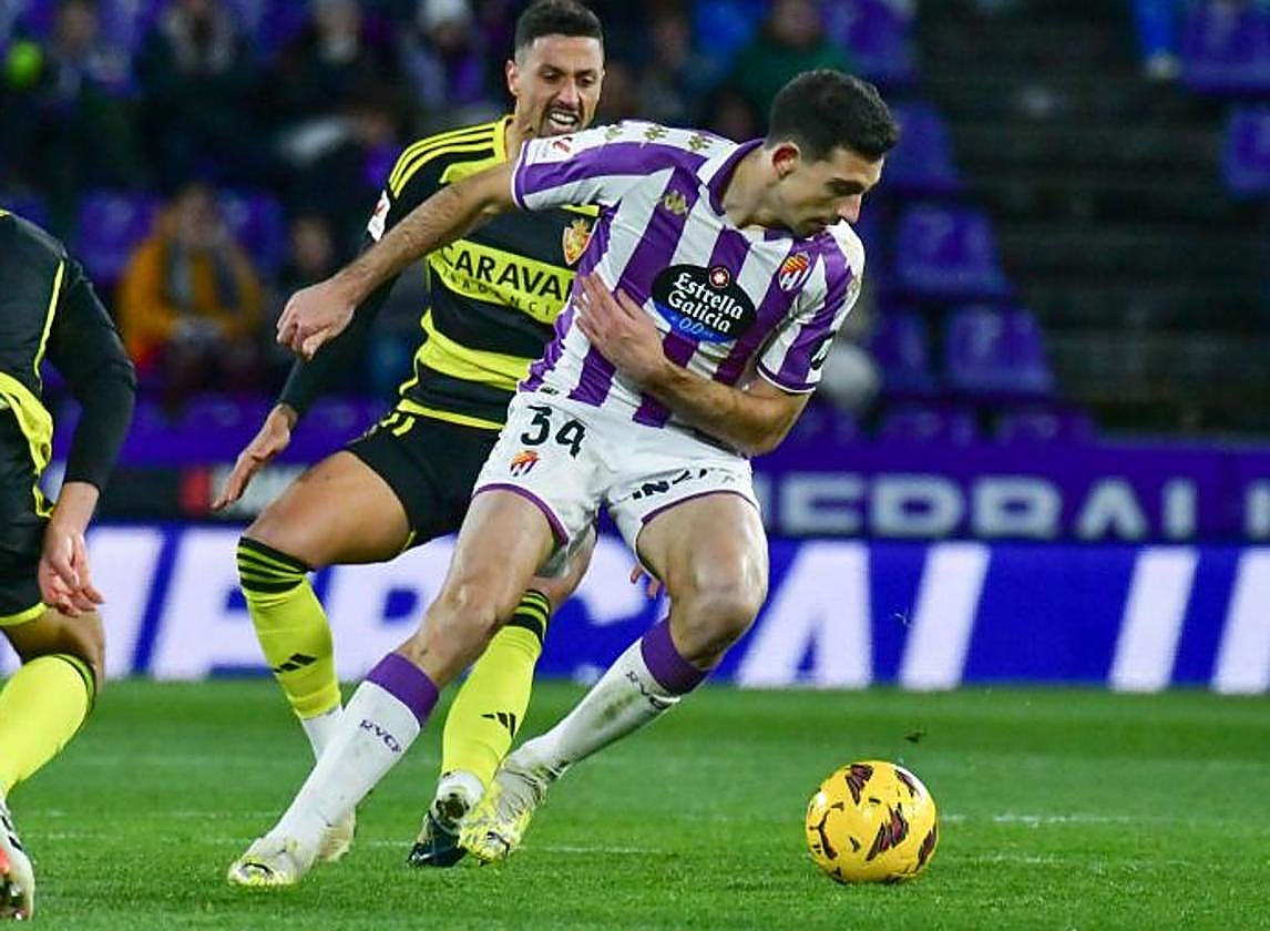 César Tárrega protege el balón ante Maikel Mesa durante el Real Valladolid-Real Zaragoza del pasado 9 de marzo