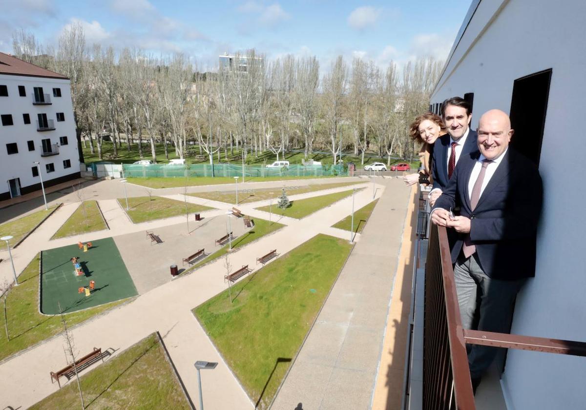 Jesús Julio Carnero, Juan Carlos Suárez-Quiñones y María Pardo, en uno de los balcones que dan a la plaza central.