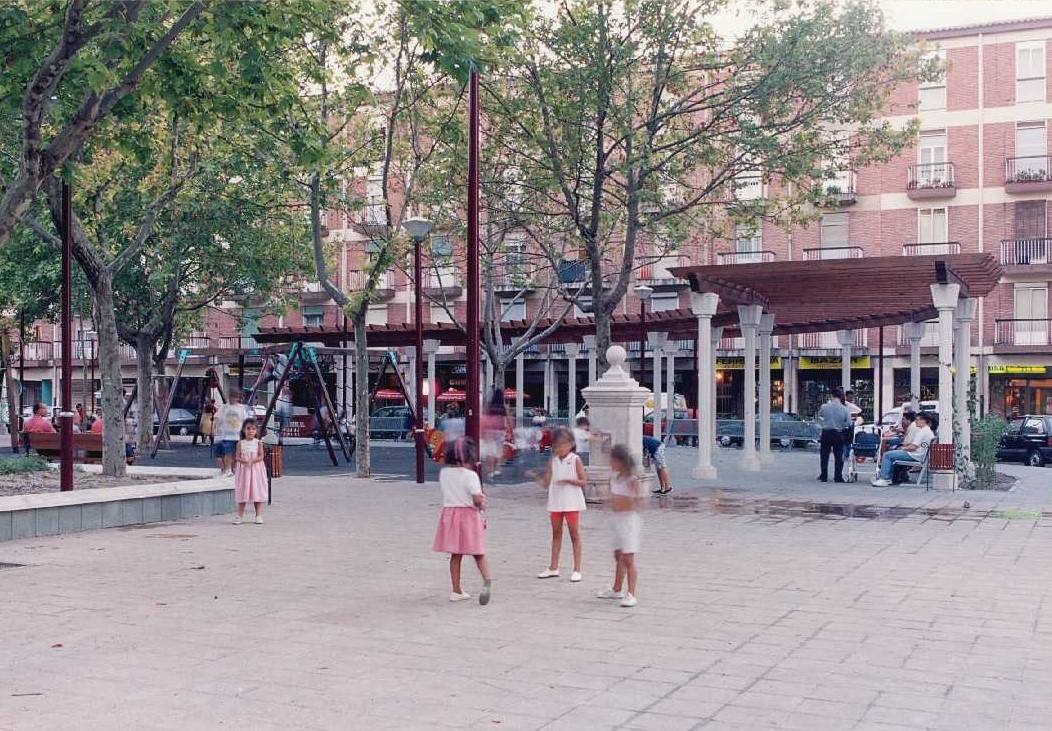 La plaza, con su recién instalada pérgola, en 1998.