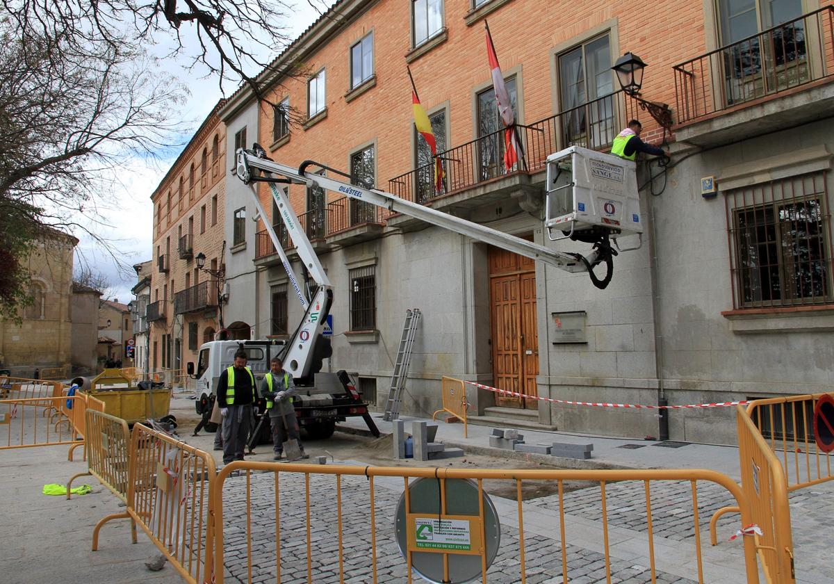 Trabajos para soterrar el cableado en una fachada de la plaza de la Merced.