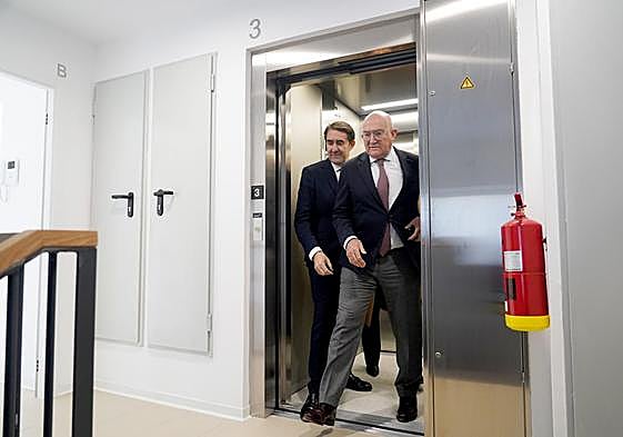 El alcalde de Valladolid, Jesús Julio Carnero (derecha), este lunes junto al consejero de Medio Ambiente, Juan Carlos Suárez-Quiñones.