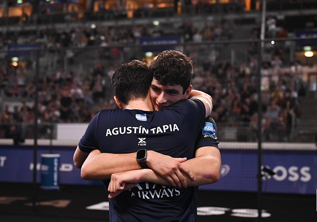 Arturo Coello celebra la victoria abrazado a su compañero Tapia.