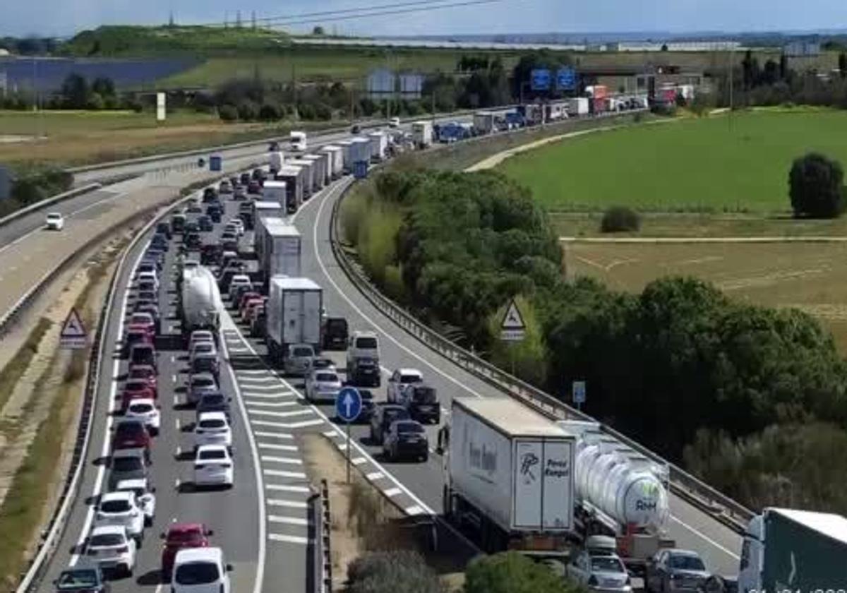 Un accidente colapsa la A-62 en Tordesillas