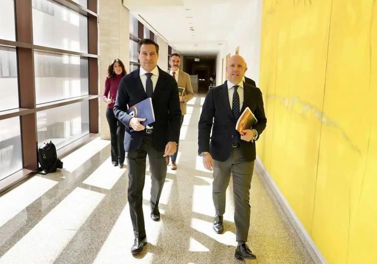 Raúl de la Hoz y Carlos Menéndez, antes de presentar la proposición de ley conjunta. En el vídeo, el ministro Ángel Víctor Torres.