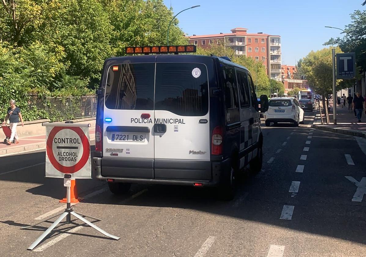 Una furgoneta de Atestados durante un control de la Policía Local de Valladolid.