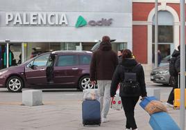 Varias personas se dirigen con sus equipajes a la estación de tren al término de la Semana Santa.