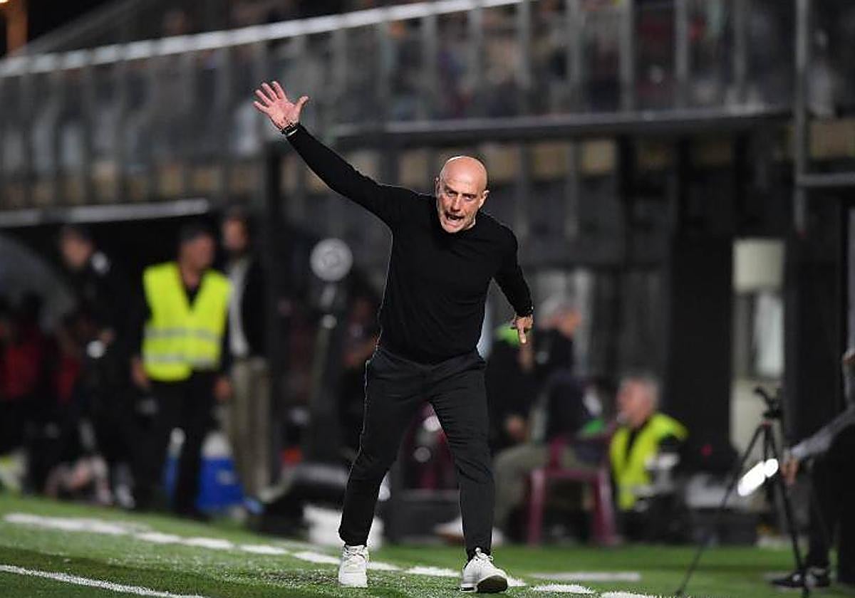 Julián Calero da indicaciones a sus jugadores en el partido contra el Eldense.
