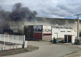 Imagen del incendio en una nave industrial Otero de las Dueñas.