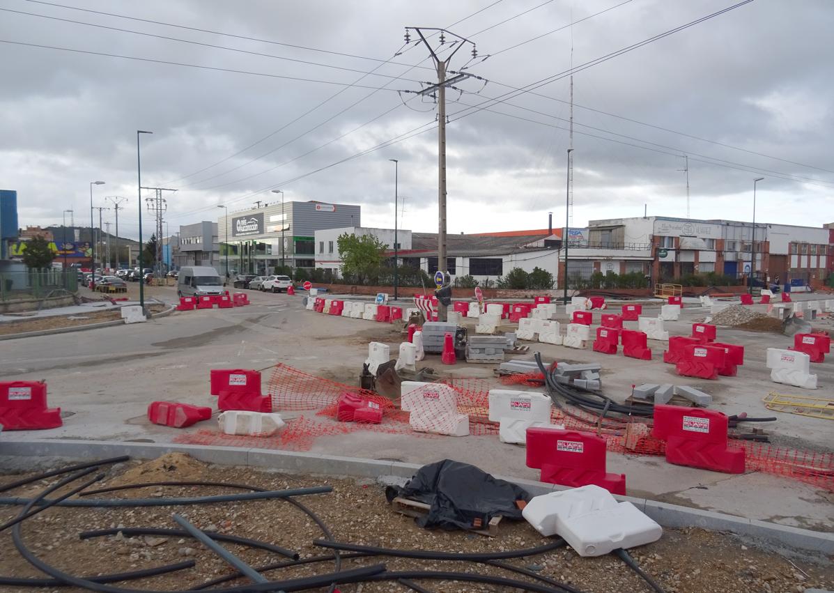 Imagen secundaria 1 - Arriba, tramo ya urbanización de la avenida de El Norte de Castilla. Debajo, a la izquierda, el cruce en obras con la calle Forja. A la derecha, el cartel que informaba del antiguo proyecto de renaturalización que ahora de va a reformar.