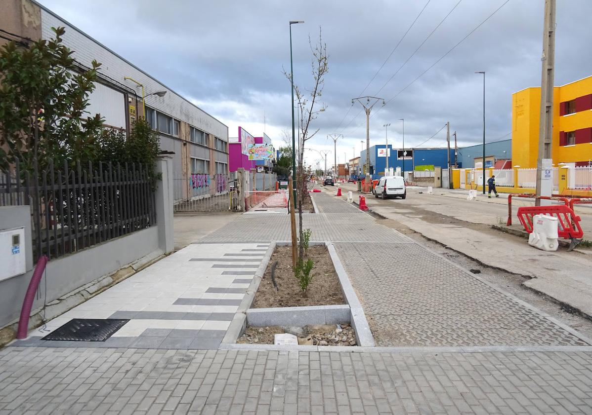 Imagen principal - Arriba, tramo ya urbanización de la avenida de El Norte de Castilla. Debajo, a la izquierda, el cruce en obras con la calle Forja. A la derecha, el cartel que informaba del antiguo proyecto de renaturalización que ahora de va a reformar.