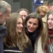 Los Reyes Felipe y Letizia, acompañadas de sus hijas, acuden a la procesión del Encuentro en Madrid