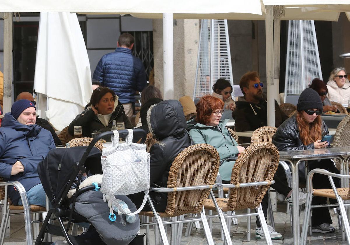 Turistas en las terrazas de la Plaza Mayor, este fin de semana.