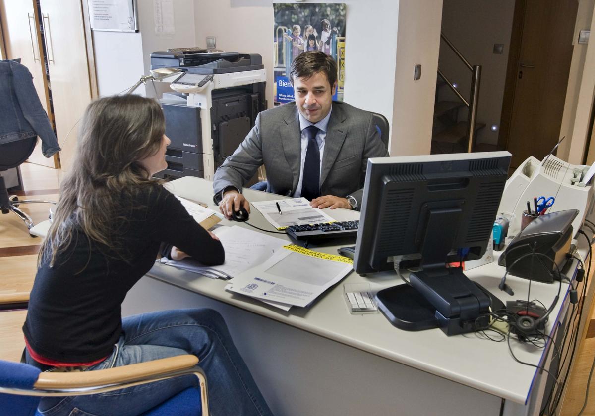 Gestor realizando la declaración de la Renta de una clienta, en imagen de archivo.