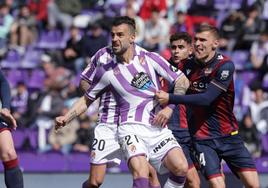 Maras agarra a Negredo durante el último Real Valladolid-Levante. El delantero blanquivioleta aún está por estrenarse como goleador