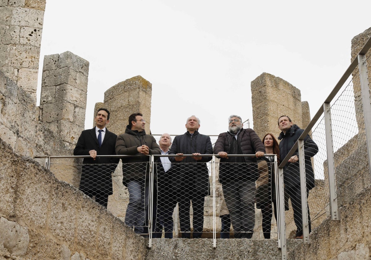 (de izquierda a Derecha) Moisés Santana, diputado provincial; Roberto Díez, alcalde de Peñafiel; (detrás) Elías Arranz, concejal de Peñafiel; Nicanor Sen, delegado del Gobierno; Juan Cobos, director técnico de la obra; Yolanda Burgoa, diputada provincial; Conrado Íscar, presidente provincial.