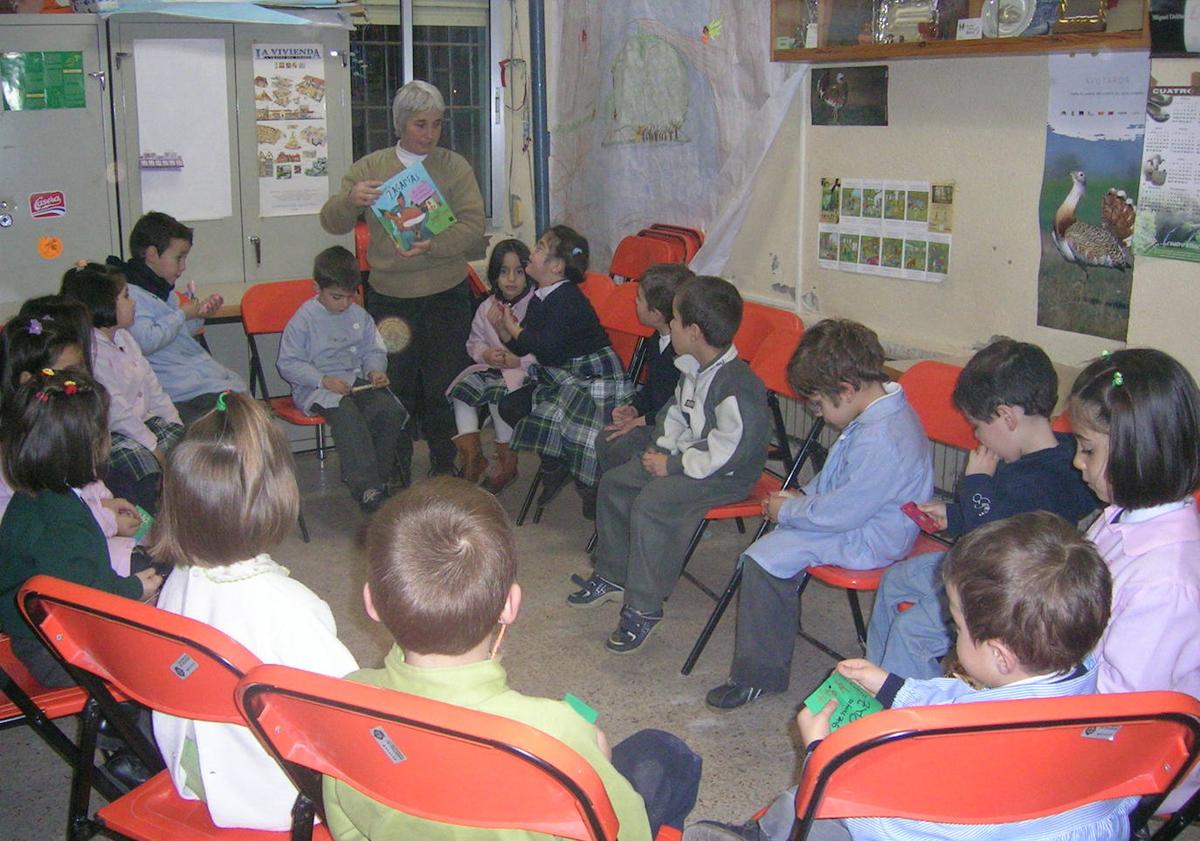 Imagen principal - Punto de préstamo del Barrio de Belén en los años 80, biblioteca de Canterac y biblioteca de los Vadillos.