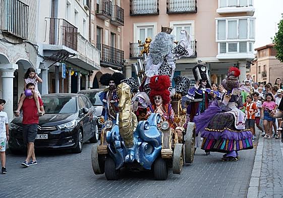 Desfile por las calles de una compañía de teatro en la primera edición del Festival de Teatro El Clasiquillo el año pasado.