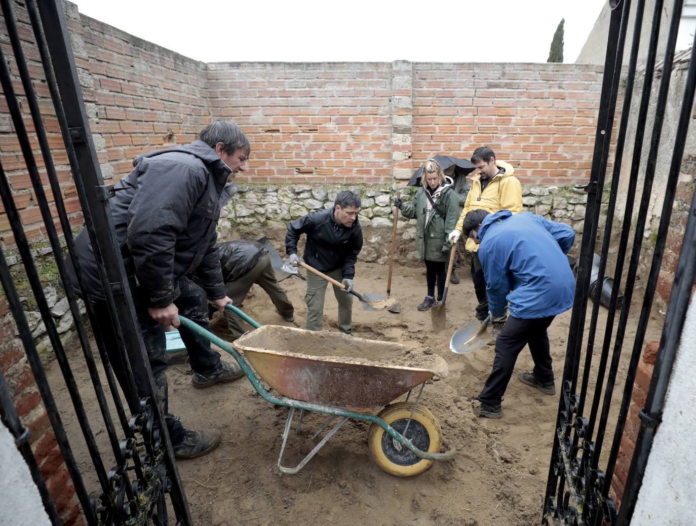 Así fue la exhumación de los restos de Pedro de la Calle en Mojados