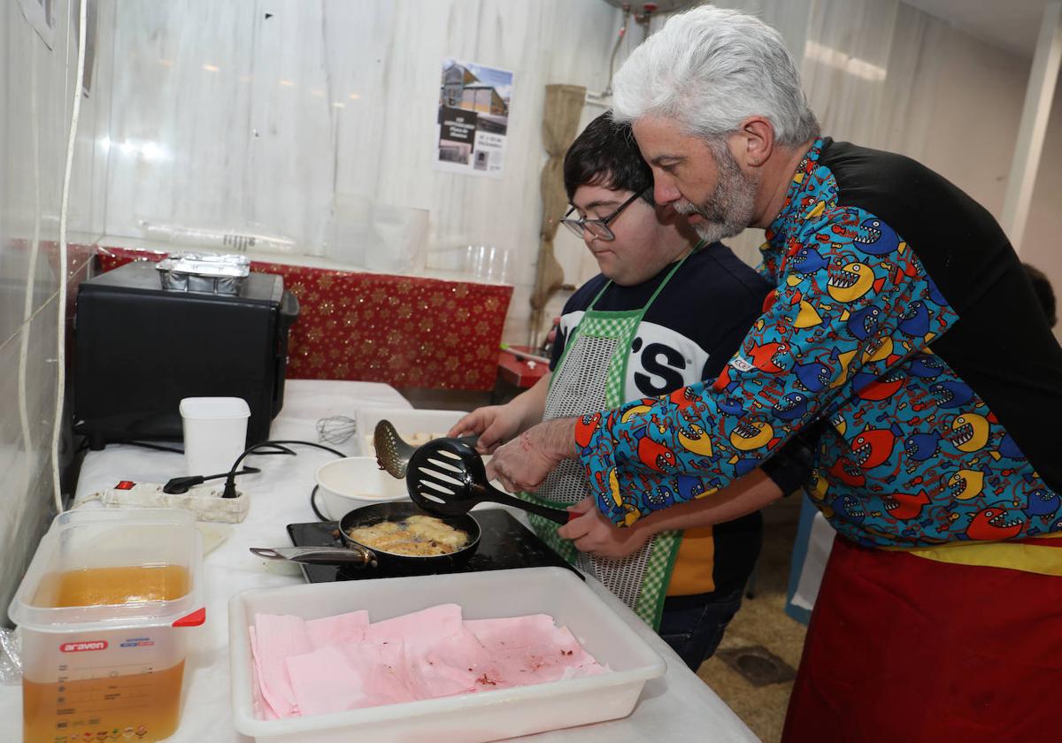 El chef Víctor Carranza dirige a un participante sobre los fogones.