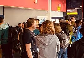 Varios españoles se abrazan en el aeropuerto al conocer que podrán volar.