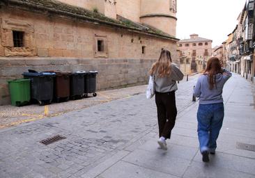 Un mapa muestra a los universitarios del centro los 51 contenedores donde tirar la basura