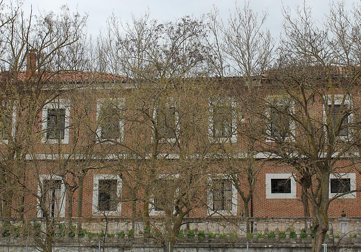 Exterior del Cuartel Marqués de la Ensenada de Medina del Campo, en el que se aprecia el derrumbe en la cubierta.