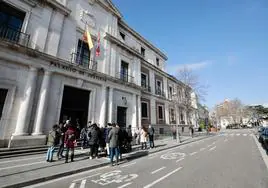 Periodistas frente a la Audiencia de Valladolid en una sesión anterior del juicio de la Perla Negra.