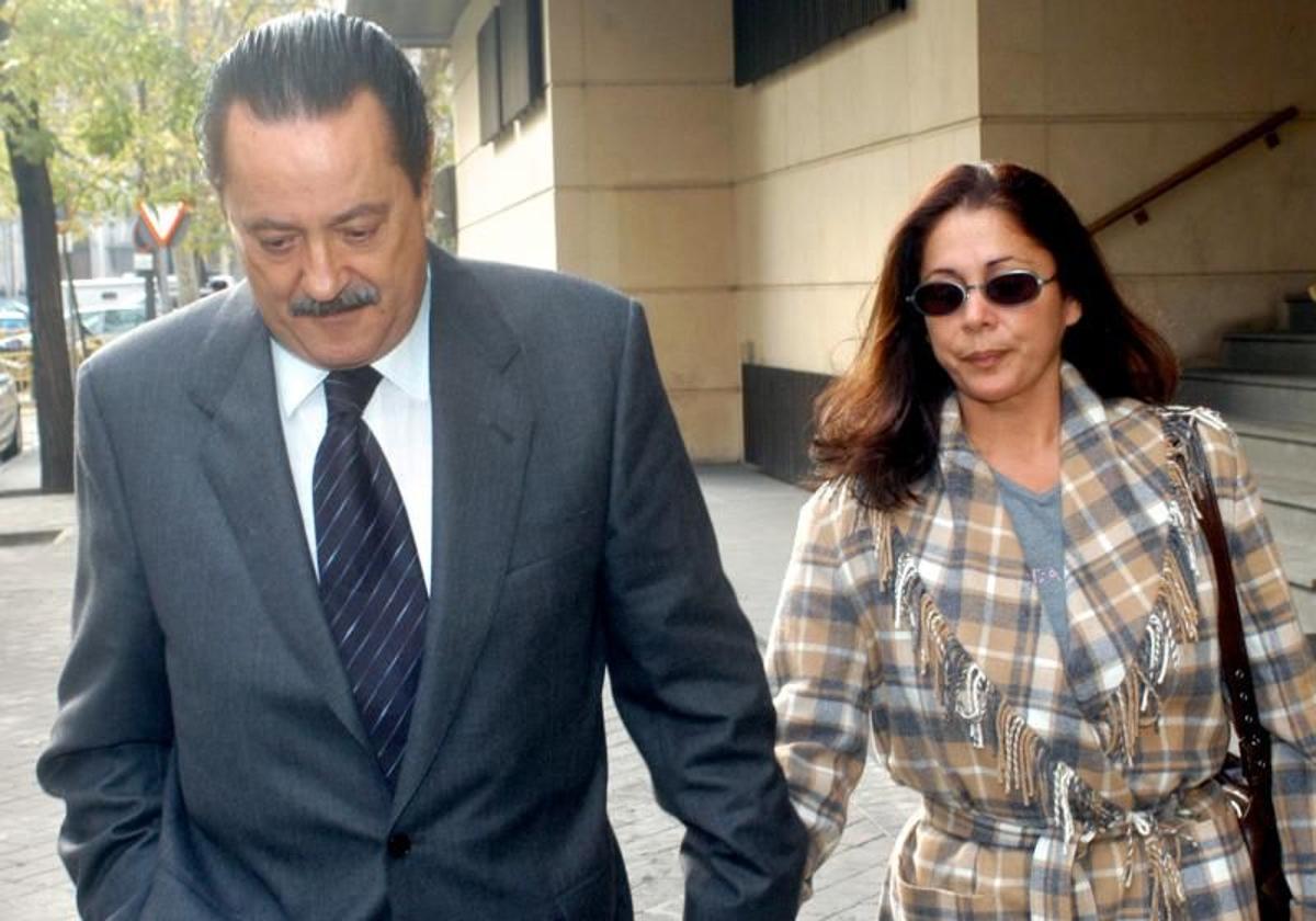 Isabel Pantoja, acompañada de su novio el ex alacalde de Marbella Julián Muñoz, a la salida de la Audiencia Nacional, en 2003.