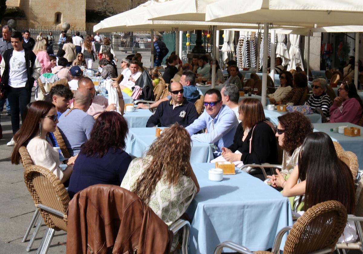 El sector servicios lideró la caída del paro en Segovia durante marzo.