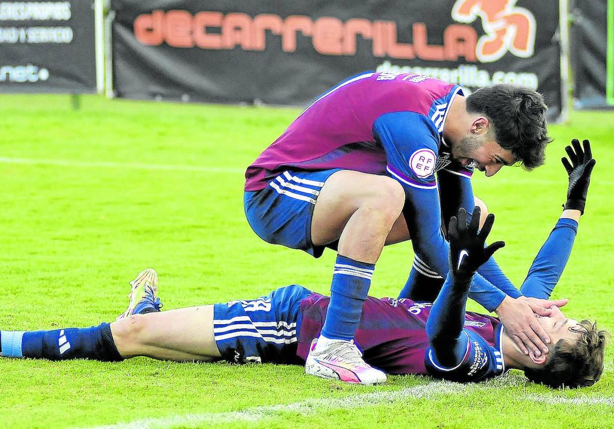 Juan Silva felicita a Dani Plomer tras el tanto conseguido por el balear ante el Cacereño.