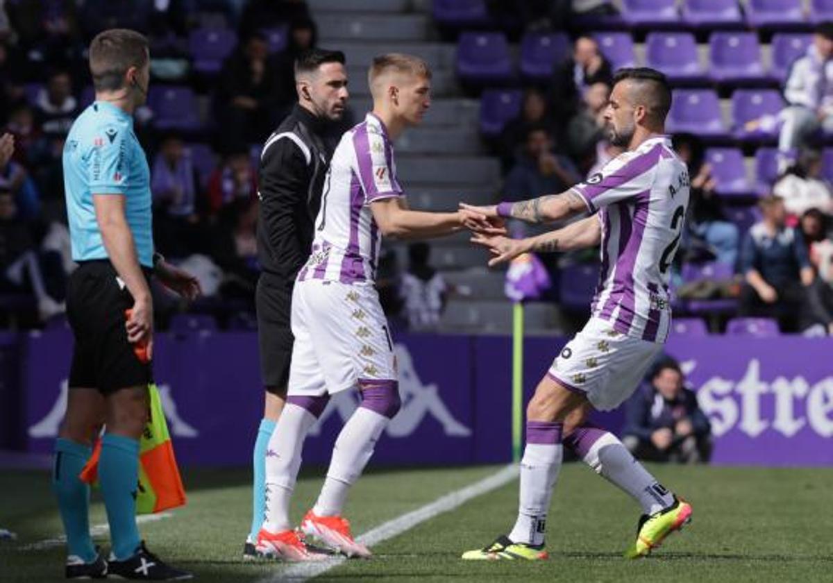 Biuk entra en el campo por Negredo durante el último partido del Real Valladolid frente al Levante.