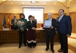 El catedrático José Carlos Pastor homenajeado en el Colegio Oficial de Ópticos-Optometristas de Valladolid.