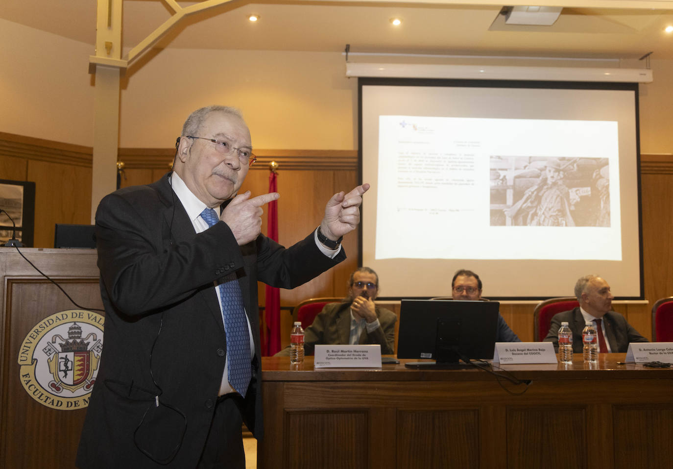 El catedrático José Carlos Pastor homenajeado en el Colegio Oficial de Ópticos-Optometristas de Valladolid.